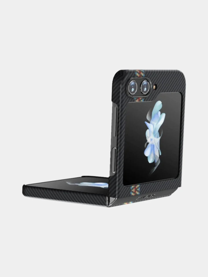 Закрытый вид черного карбонового чехла для Samsung Galaxy Z Flip 5 с узором и логотипом Pitaka — Smartworld.