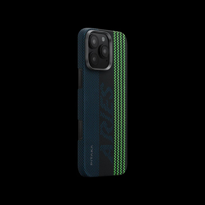 Боковой вид синего чехла Pitaka для iPhone 16 Pro Max с узором "Aries" и зелеными полосами.