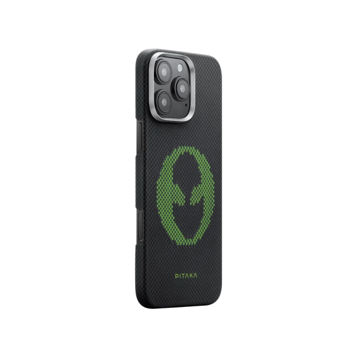 Боковой вид черного чехла Pitaka для iPhone 16 Pro с зеленым инопланетным логотипом.