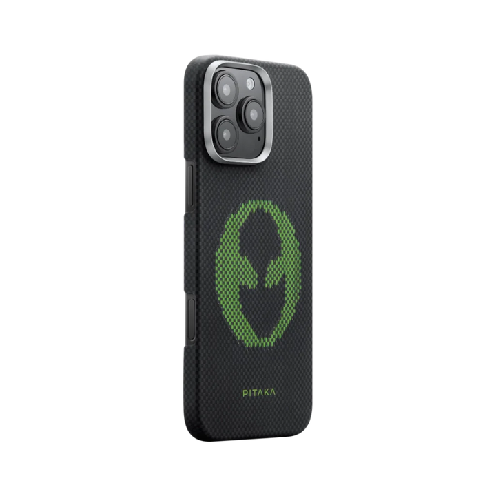 Боковой вид черного чехла Pitaka для iPhone 16 Pro Max с зеленым инопланетным логотипом.