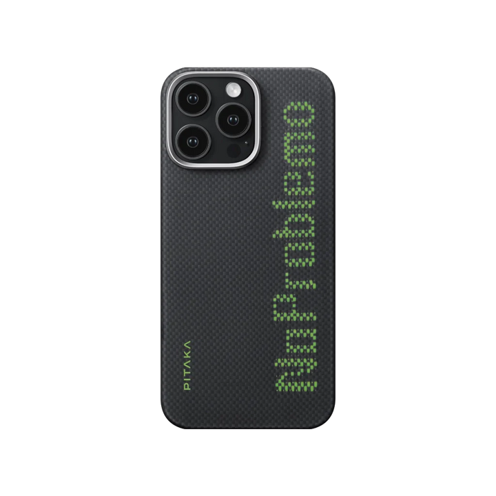 Боковой вид черного чехла Pitaka для iPhone 16 Pro  с вертикальной надписью "No Problemo".