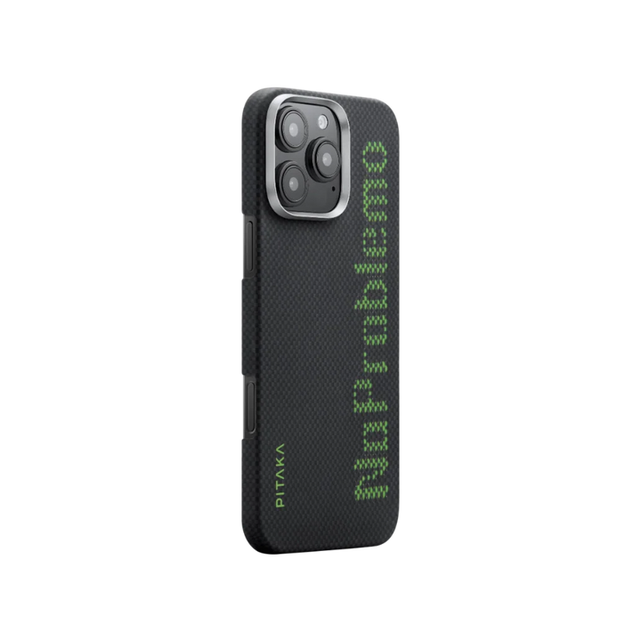 Текстура чехла Pitaka для iPhone 16 Pro с надписью "No Problemo" зелеными пикселями.