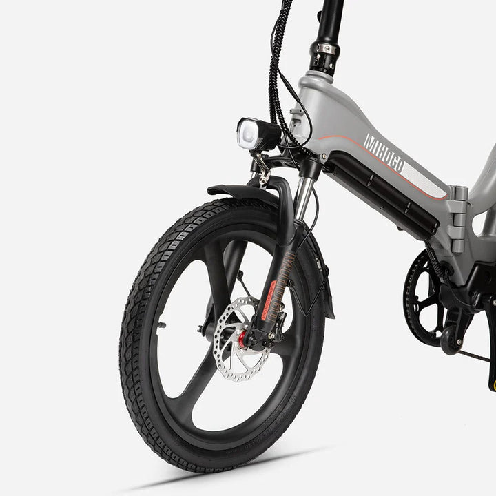 Передняя часть серебристого электрического велосипеда Smartworld с фарой и дисковым тормозом.