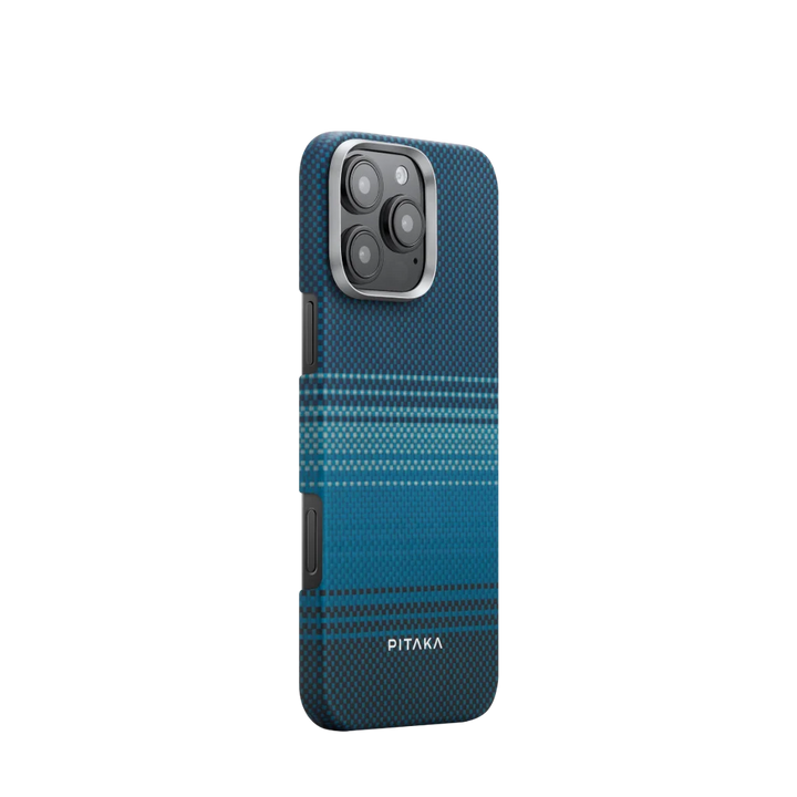 чехол-pitaka-синий-карбон-iphone-16-pro-вид-сзади

