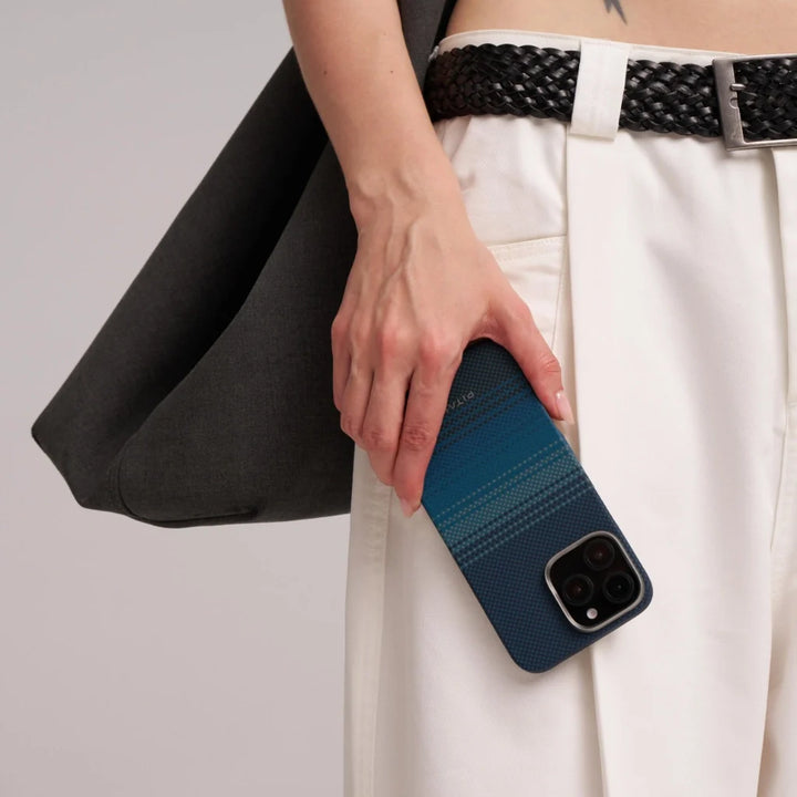 чехол-pitaka-iphone-16-pro-синий-карбон-стиль

