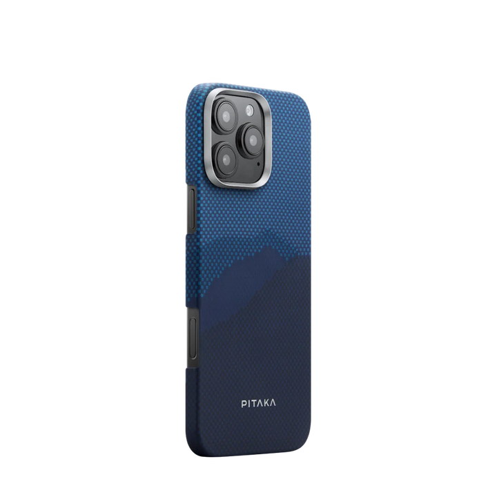 Боковой вид чехла Pitaka для iPhone 16 Pro с горным узором в синем цвете.