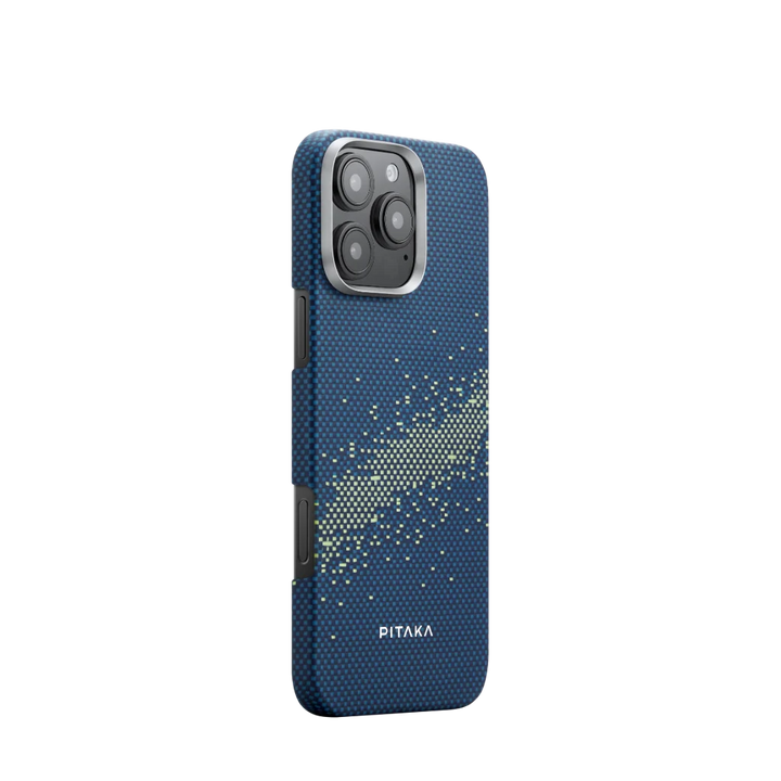 Боковой вид чехла Pitaka для iPhone 16 Pro с узором звёздного неба.