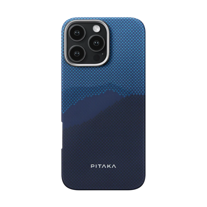 Чехол Pitaka для iPhone с узором в виде гор на задней панели, выполненный в синем цвете.