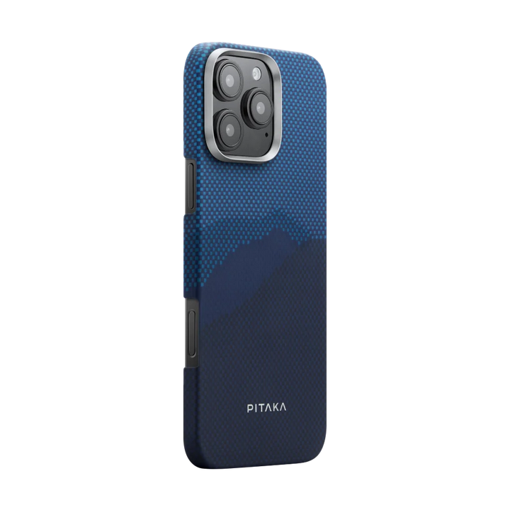 Боковой вид чехла Pitaka для iPhone с горным узором в синем цвете.