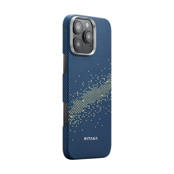 Боковой вид чехла Pitaka для iPhone с узором звёздного неба в синем цвете.