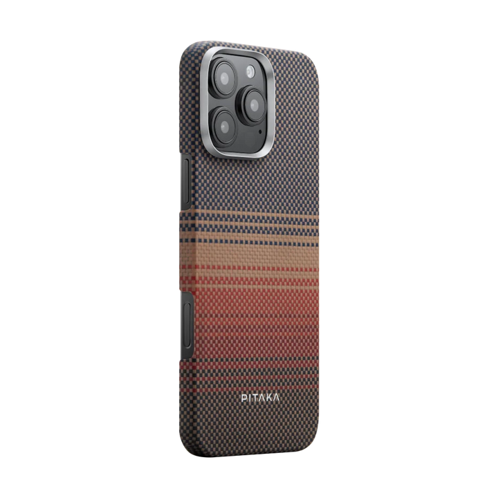 Красно-коричневый чехол Pitaka для iPhone 16 Pro max из арамидового волокна с текстурным узором.
