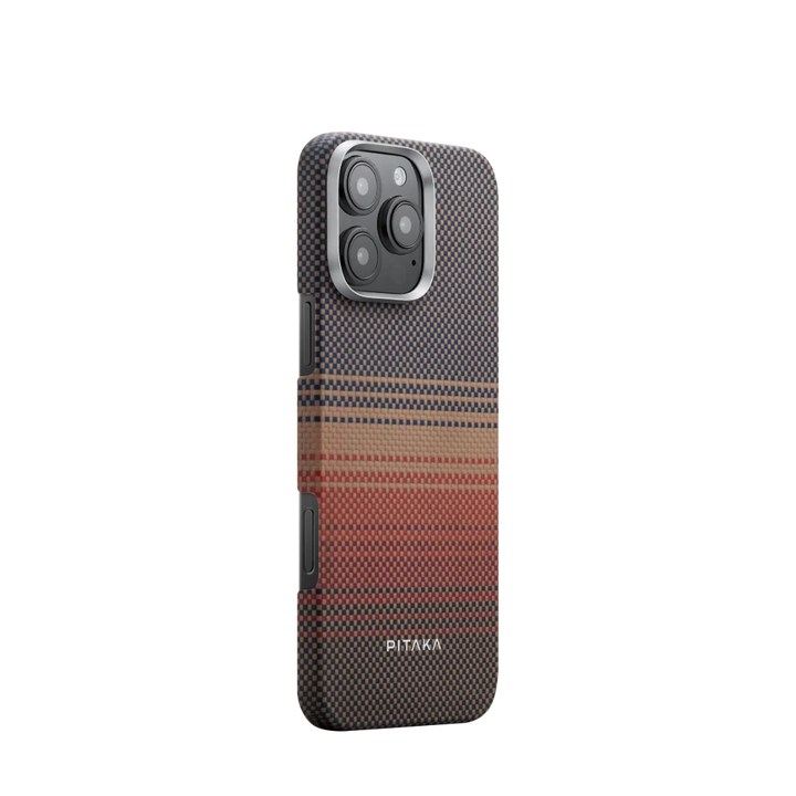 чехол-pitaka-красно-коричневый-карбон-iphone-16-pro-вид-сзади

