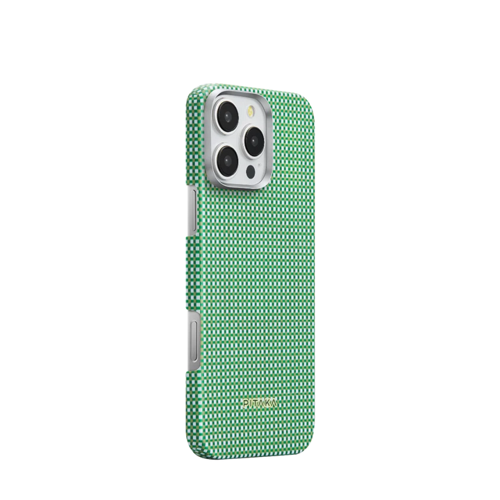 Зеленый чехол Pitaka для iPhone 16 Pro из арамидового волокна с мелким текстурным узором.