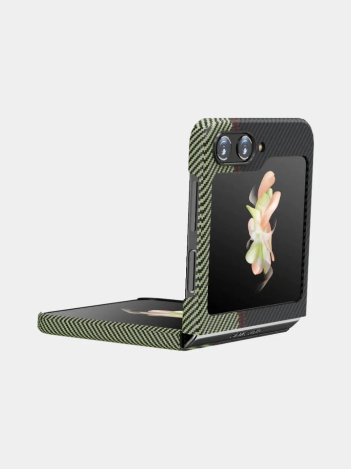  Вид сбоку зеленого карбонового чехла для Samsung Galaxy Z Flip 5 с узором — Smartworld.