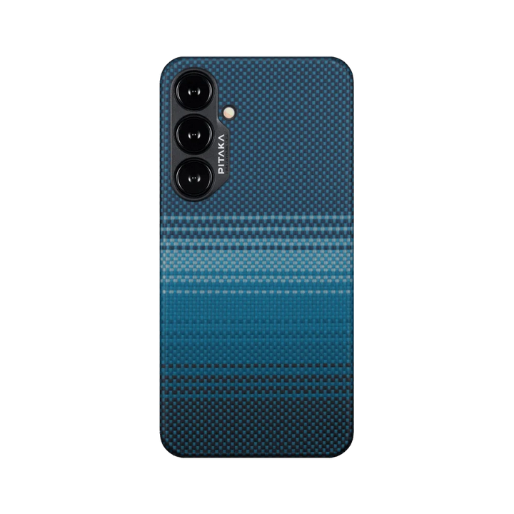  Задний вид чехла для Galaxy S24 от Smartworld с синим текстурированным узором и логотипом Pitaka возле камер