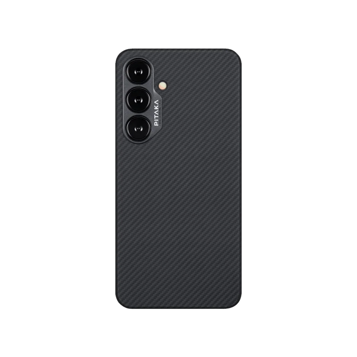 Карбоновый чехол для Galaxy S24 от Smartworld с тремя объективами камеры и логотипом PITAKA.