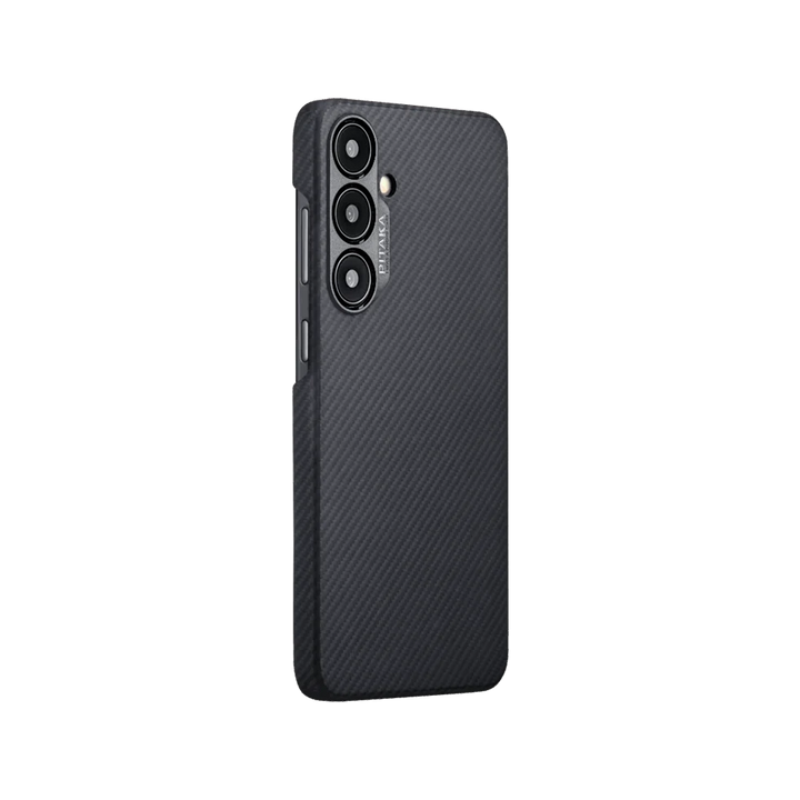 Боковой вид карбонового чехла для Galaxy S24 от Smartworld с логотипом PITAKA и тремя камерами.