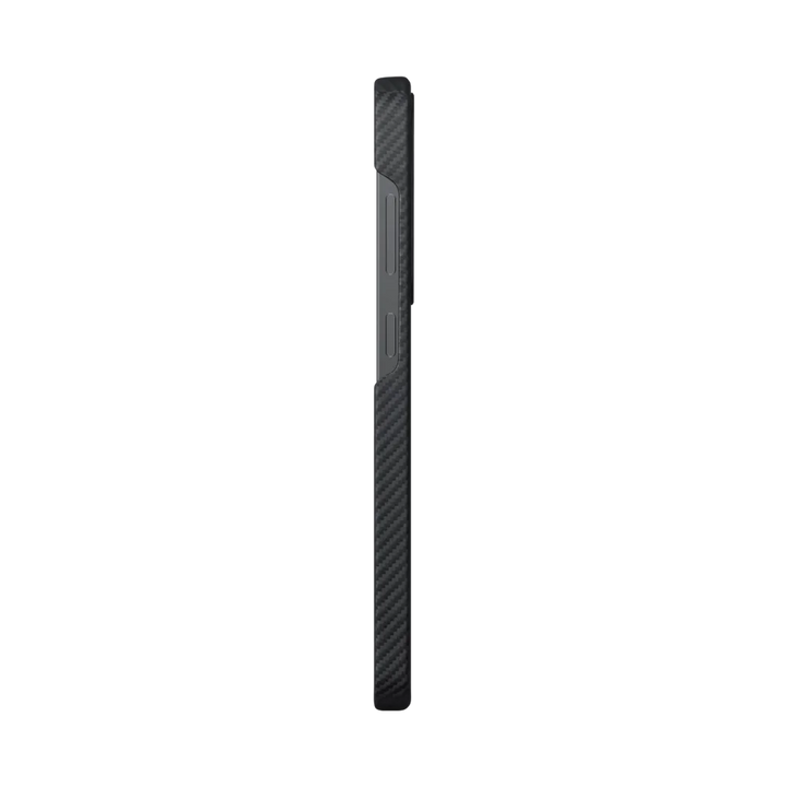 Тонкий профиль карбонового чехла для Galaxy S24 от Smartworld с вырезами под кнопки.