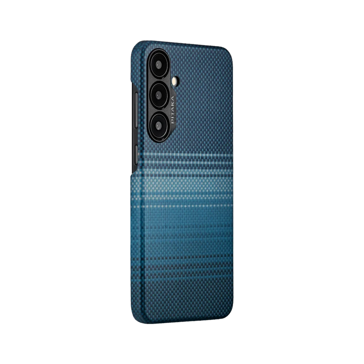 Боковой вид чехла Moonrise для Galaxy S24 Plus от Smartworld с текстурированным синим узором и логотипом Pitaka возле камер.