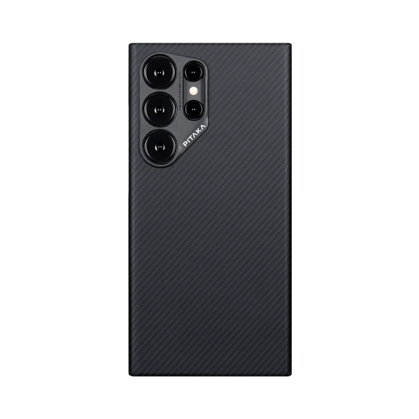 Задний вид чехла для Galaxy S24 Ultra от Smartworld, выполненного из углеродного волокна, с логотипом и тремя объективами камеры.