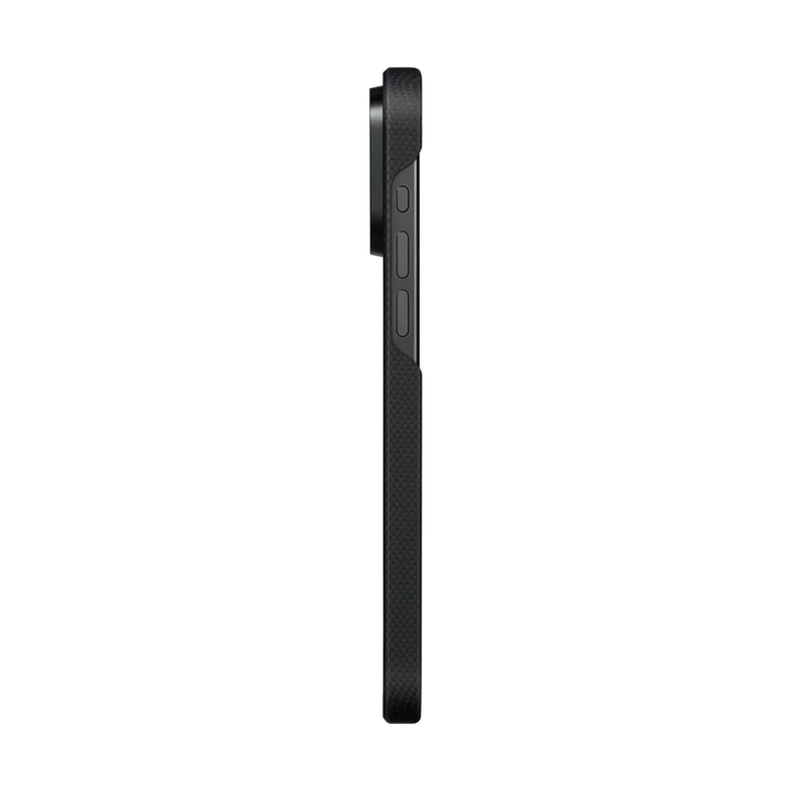 Боковой вид iPhone 15 Pro в карбоновом чехле Smartworld с кнопками регулировки громкости и выступающей камерой на прозрачном фоне.