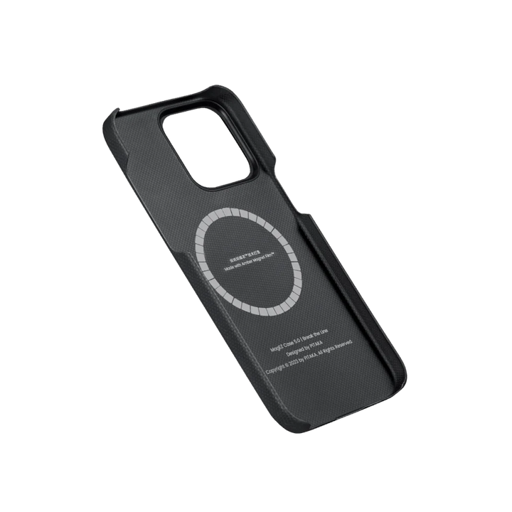 Внутренняя сторона карбонового чехла Smartworld для iPhone 15 Pro с поддержкой MagSafe на прозрачном фоне.