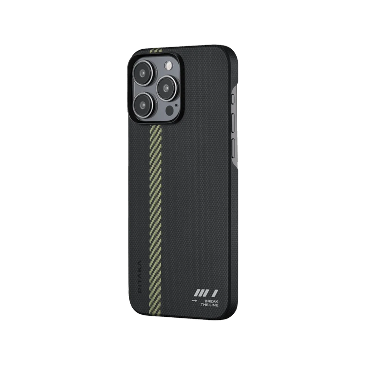  iPhone 15 Pro в карбоновом чехле Smartworld с декоративной полосой и тройной камерой, вид сбоку на прозрачном фоне.