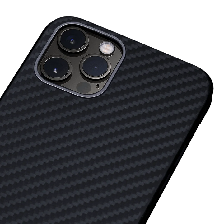 Крупный план камеры iPhone 12 Pro в чехле MagEZ с текстурой углеродного волокна от PITAKA