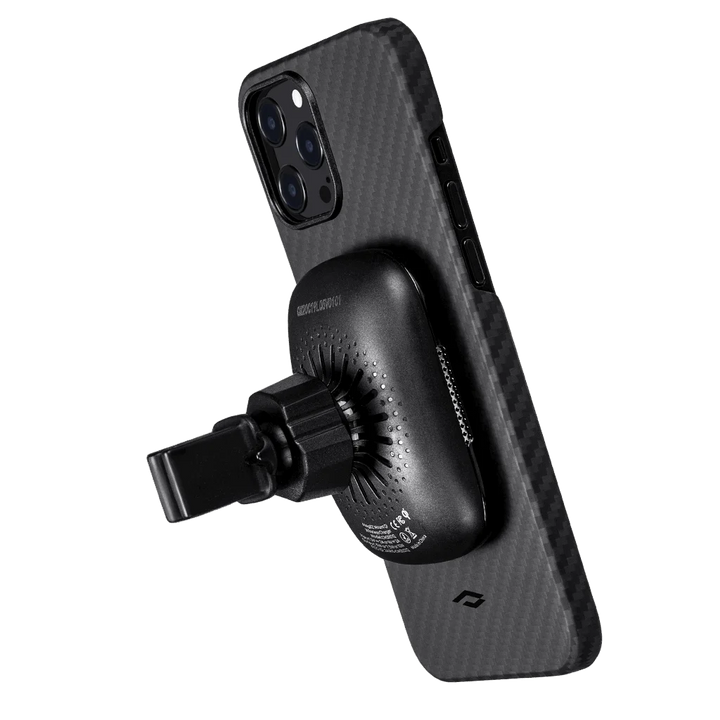 iPhone 12 Pro в чехле MagEZ от PITAKA, подключенный к магнитному автомобильному креплению.