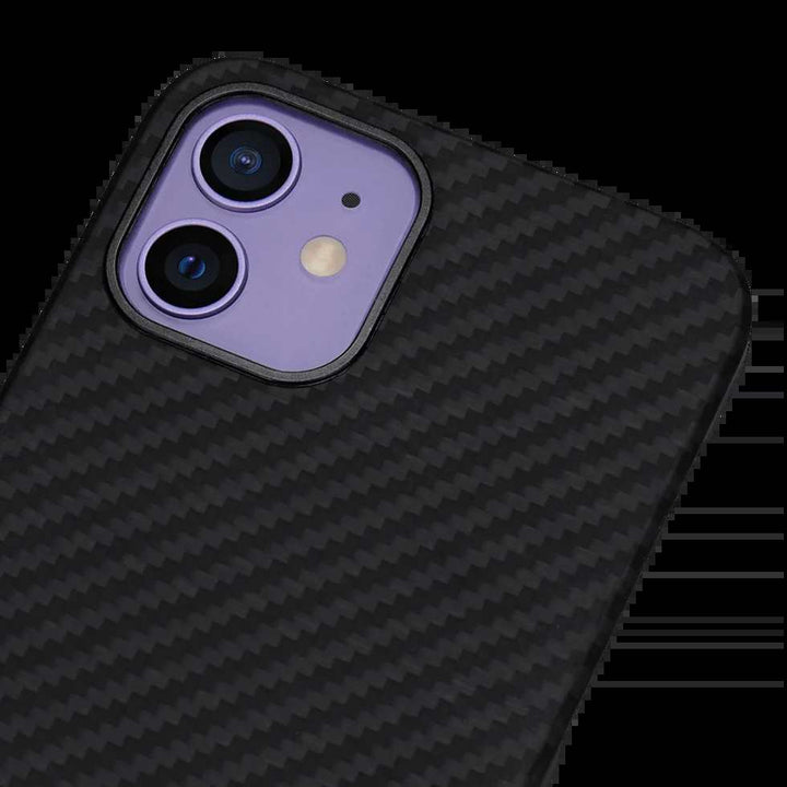 Вид камеры iPhone 12 Series в чехле MagEZ с углеродным волокном, обеспечивающим защиту камеры и стильный внешний вид.
