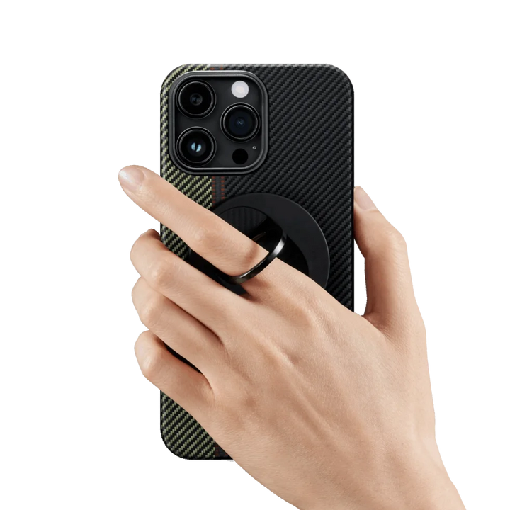 Аксессуар MagEZ Grip 2 от Smartworld с цветным акцентом в руке, обеспечивающий надежный хват и удобство использования смартфона.