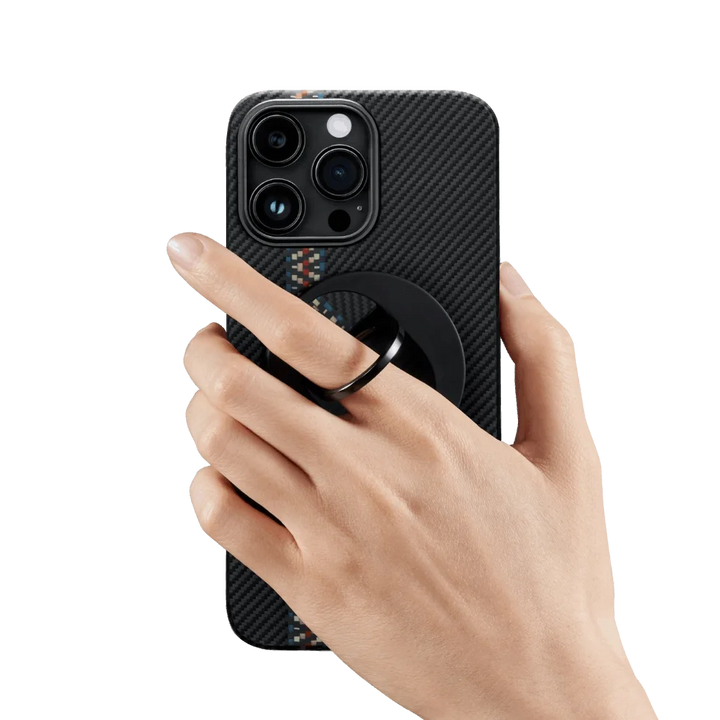  Аксессуар MagEZ Grip 2 от Smartworld с многоцветным карбоновым акцентом в руке, обеспечивающий надежный хват для удобного использования смартфона.