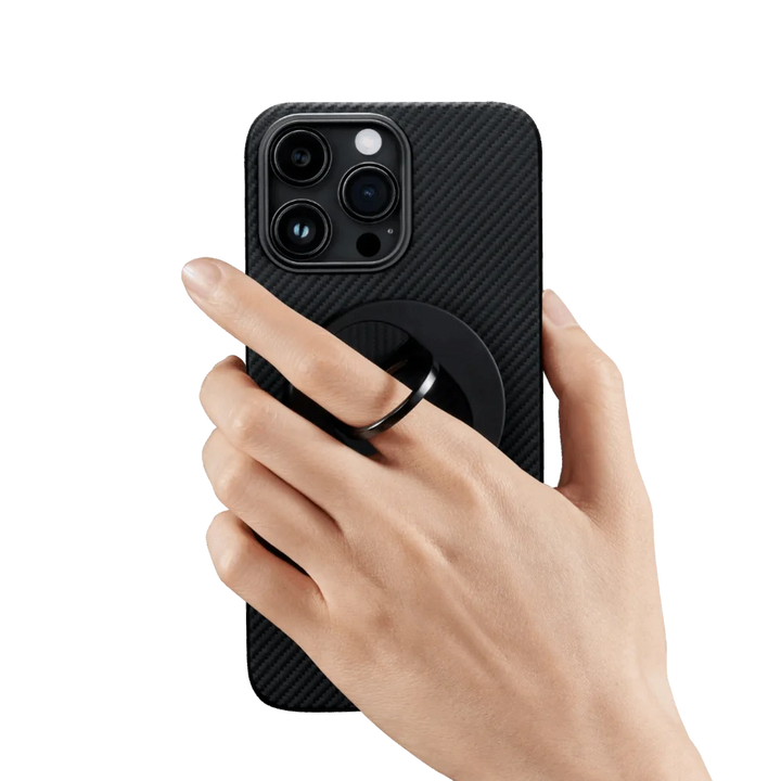 Аксессуар MagEZ Grip 2 от Smartworld в руке, обеспечивающий удобное и надежное удержание смартфона с карбоновым чехлом.