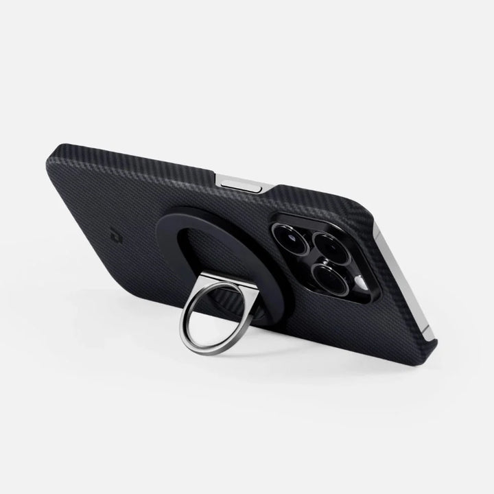 Аксессуар MagEZ Grip 2 от Smartworld, использующийся как подставка для смартфона с карбоновым чехлом, для удобного просмотра видео.