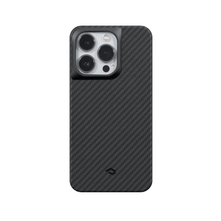 Задний вид чехла PITAKA для iPhone 14 Pro с углеродным волокном, обеспечивающий прочную защиту и стильный дизайн.