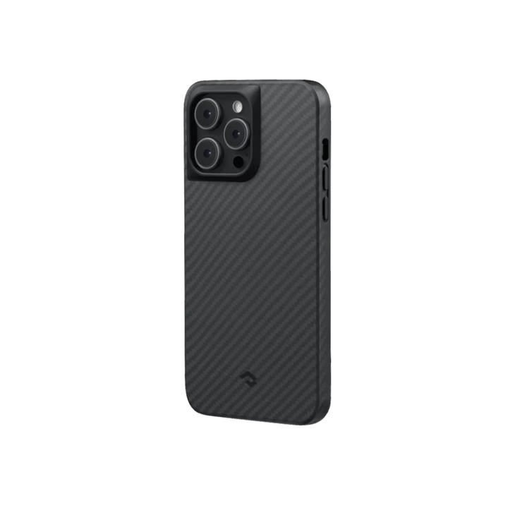 Угловой вид чехла PITAKA для iPhone 14 Pro Max с углеродным волокном, обеспечивающий защиту устройства и доступ к кнопкам.