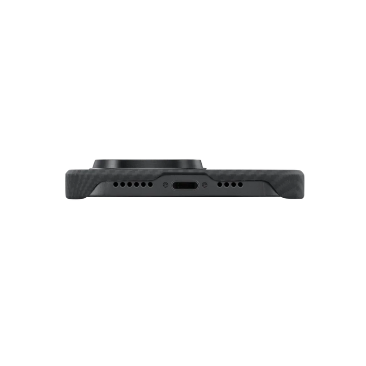 Нижний вид черного карбонового чехла SmartWorld Pitaka для iPhone 14 Pro, показывающий точные вырезы для порта и динамиков