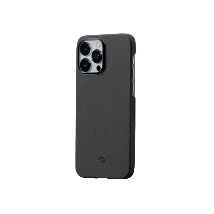 Вид сбоку черного карбонового чехла SmartWorld Pitaka для iPhone 14 Pro, демонстрирующий элегантный и тонкий дизайн.