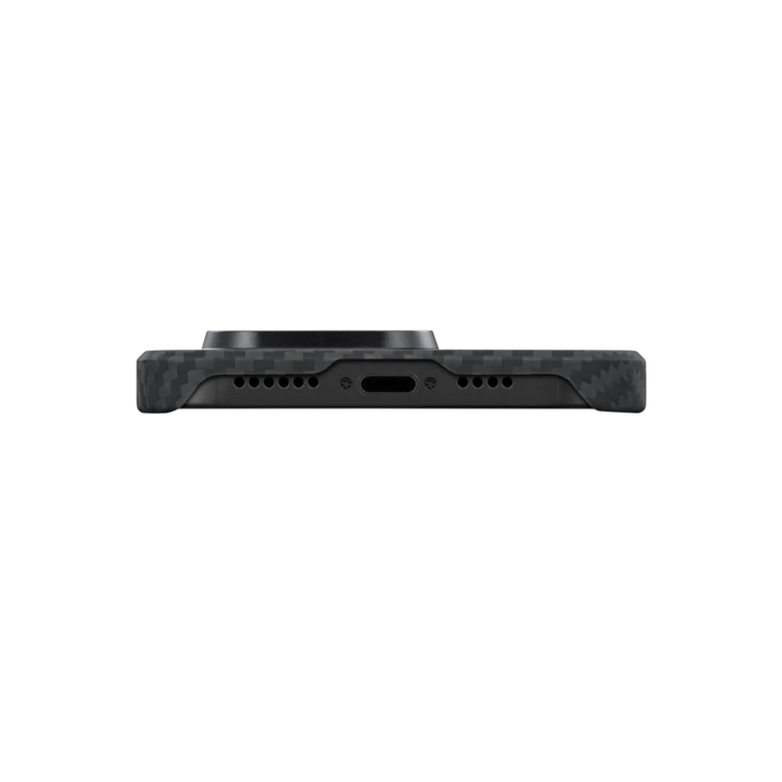 Нижний вид карбонового чехла SmartWorld Pitaka для iPhone 14 Pro, показывающий точные вырезы для порта зарядки и динамиков.