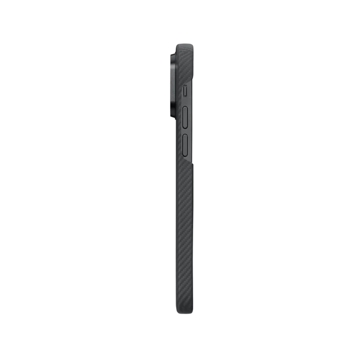 Чехол SmartWorld Pitaka для iPhone 14 Pro с карбоновым покрытием, вид сбоку с точным расположением кнопок.