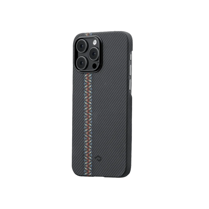 Чехол SmartWorld Pitaka для iPhone 14 Pro с карбоновым покрытием и яркой полосой в центре, выполненной в синем, красном и белом цветах, вид сбоку.