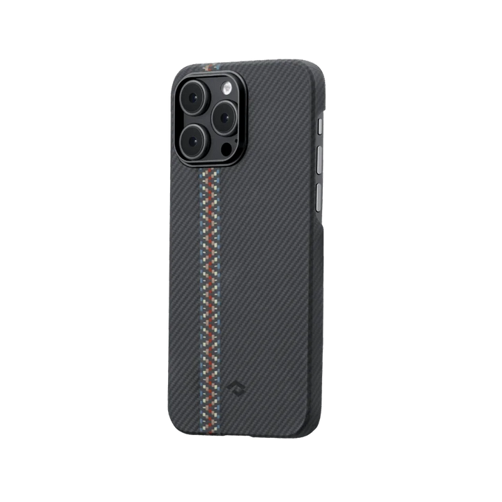 Чехол для iPhone 14 Pro от SmartWorld Pitaka с карбоновым плетением и акцентной полосой на спинке, вид сбоку с элементами управления.