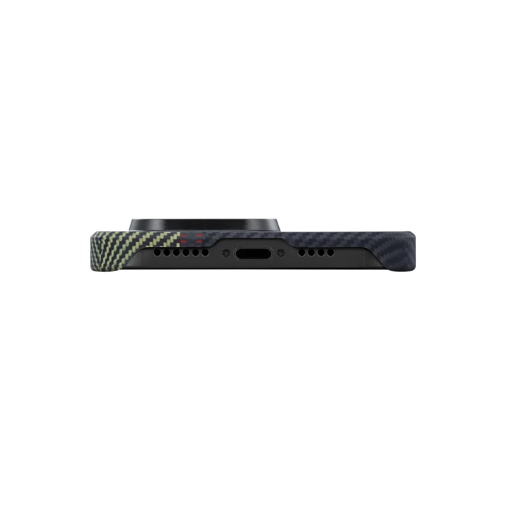 Нижний вид черного чехла SmartWorld Pitaka для iPhone 14 Pro Max с карбоновой текстурой и зеленой полосой.