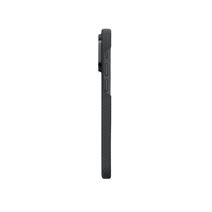 Боковой вид чехла SmartWorld Pitaka для iPhone 14 Pro с карбоновым плетением, показывающий кнопки управления и тонкий профиль.