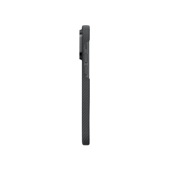 Боковой вид черного чехла SmartWorld Pitaka для iPhone 14 Pro Max с карбоновой текстурой.