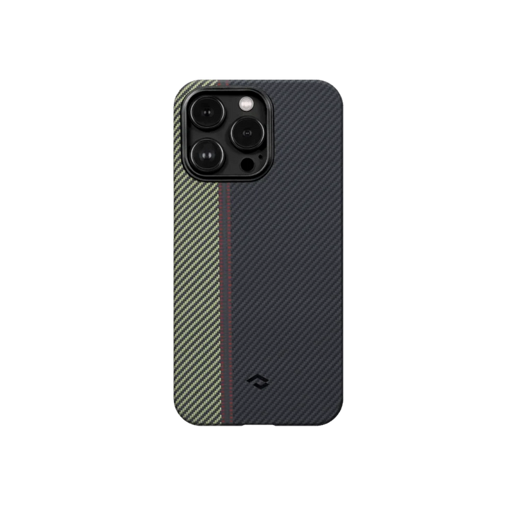 Задний вид чехла SmartWorld Pitaka для iPhone 14 Pro Max, выполненного из карбона с черной основой и зеленой полосой по левому краю.