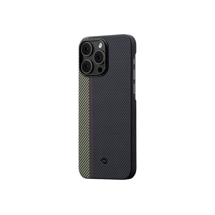 Боковой вид чехла SmartWorld Pitaka для iPhone 14 Pro Max, черного цвета с зеленой полосой и красной линией вдоль левого края.