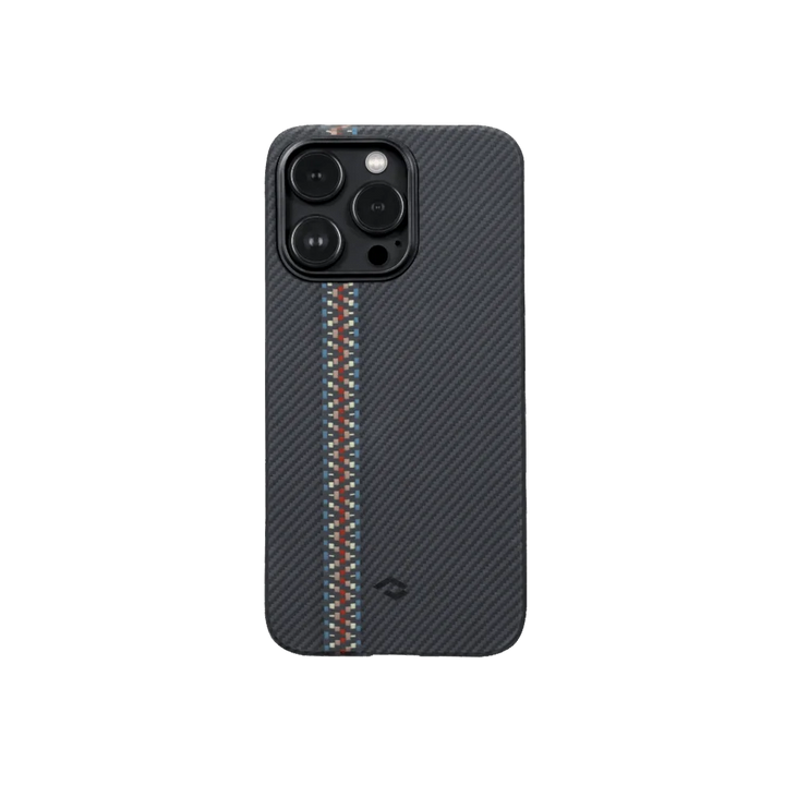 Задний вид чехла SmartWorld Pitaka для iPhone 14 Pro Max с карбоновым покрытием и яркой полосой в центре, выполненной в синем, красном и белом цветах.