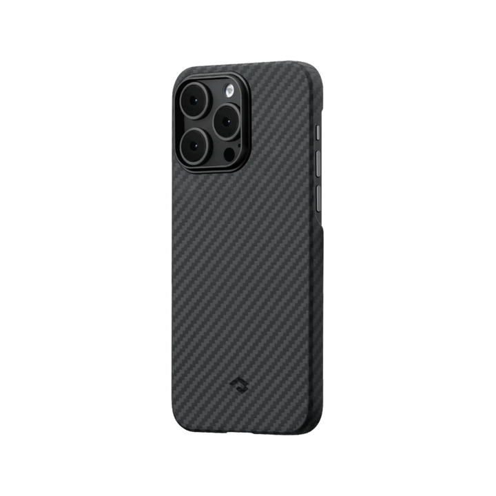 Чехол SmartWorld Pitaka для iPhone 14 Pro Max с карбоновым дизайном, вид сбоку, для прочной и легкой защиты.