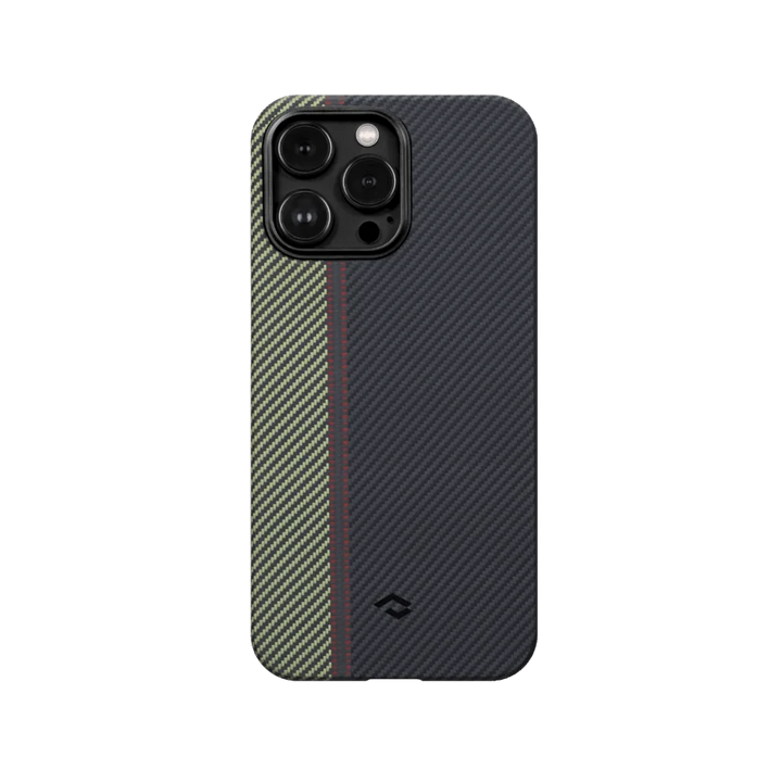 Чехол SmartWorld Pitaka для iPhone 14 Pro Max с черным карбоновым дизайном и полосой зелено-желтого оттенка, разделенной красной линией.